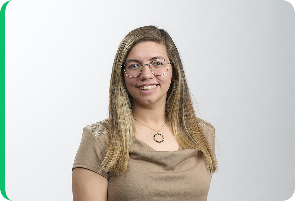 Portret van een glimlachende energie-expert Melissa Vanhove tegen een neutrale achtergrond, als vertegenwoordiger van het team van Mijnenergie.be.